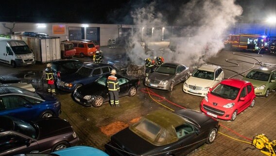 Die Hamburger Feuerwehr löscht brennende Autos in einem Innenhof in der Billstraße. © News5 Redaktion 