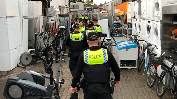 Einsatzkräfte der Hamburger Polizei gehen im Stadtteil Rothenburgsort in der Billstraße über ein Firmengelände. © picture alliance /dpa Foto: Daniel Bockwoldt