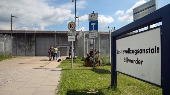 Der Eingang zur Justizvollzugsanstalt Billwerder. © picture alliance / dpa Foto: Ulrich Perrey