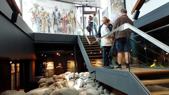 Blick in das wiedereröffnete Museum "Die Bischofsburg" in Hamburg. © NDR Foto: Karsten Sekund