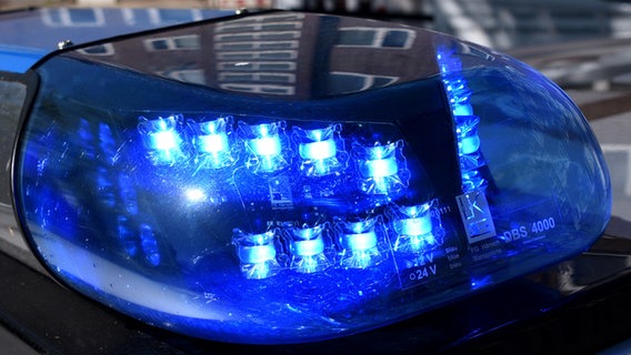 Ein Blaulicht leuchtet auf dem Dach von einem Streifenwagen der Hamburger Polizei. © picture alliance / dpa Foto: Daniel Bockwoldt