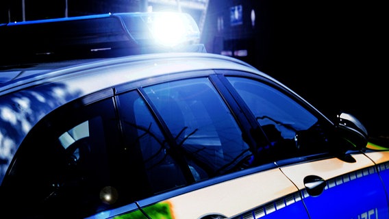 Ein Einsatzfahrzeug der Hamburger Polizei fährt mit Blaulicht. © picture alliance / Fotostand Foto: Fotostand / K. Schmitt