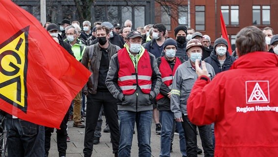 Arbeiter protestieren vor der Werft Blohm+Voss auf einer Kundgebung der IG-Metall gegen geplanten Personalabbau. © picture alliance/dpa Foto: Markus Scholz