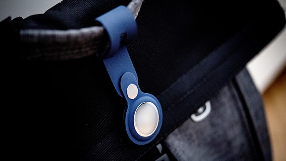 Ein Bluetooth-Tracker an einer Tasche. © picture alliance/dpa/dpa-tmn | Zacharie Scheurer Foto: Zacharie Scheurer