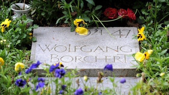 Das Grab von Wolfgang Borchert auf dem Friedhof Ohlsdorf in Hamburg © dpa 