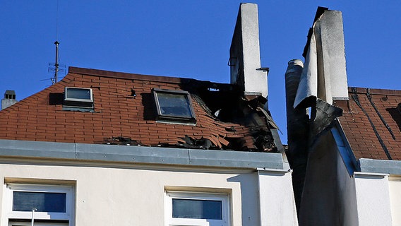 Brandschäden am Dach eines Mietshauses im Hamburger Schanzenviertel. © dpa Foto: Axel Heimken
