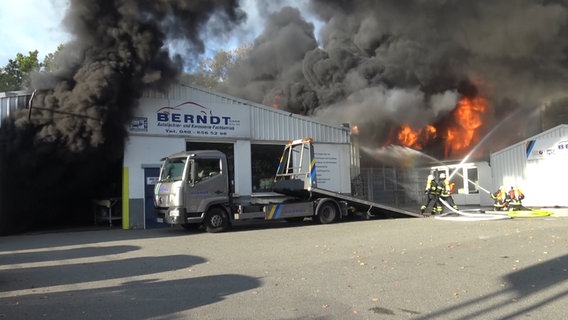 Eine Autowerkstatt in Hamburg steht in Flammen. © tv news kontor / dslrnews.de 
