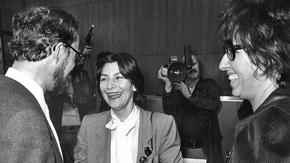 13. April 1983: Klaus Brunnstein freut sich mit den Rechtsanwältinnen Maja Stadler-Euler (M.) und Gisela Wild über die einstweilige Anordnung des Bundesverfassungsgerichtes zur Volkszählung. © dpa - Bildarchiv Foto: Roland Holschneider