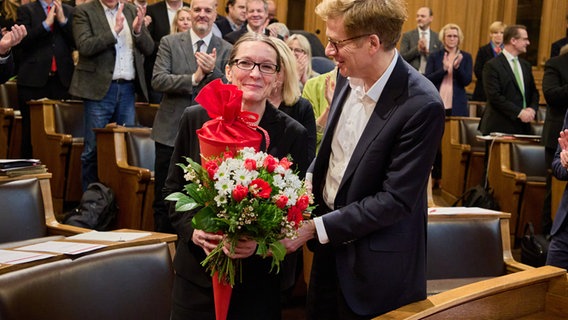 SPD-Fraktionschef Dirk Kienscherf gratuliert Ksenija Bekeris (SPD) zur Wahl als neue Schulsenatorin. © Georg Wendt/dpa 