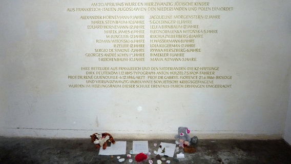 In der Gedenkstätte Bullenhuser Damm sind die Namen der ermordeten Kinder und die ihrer Betreuer an eine Kellerwand geschrieben © NDR.de Foto: Marc-Oliver Rehrmann