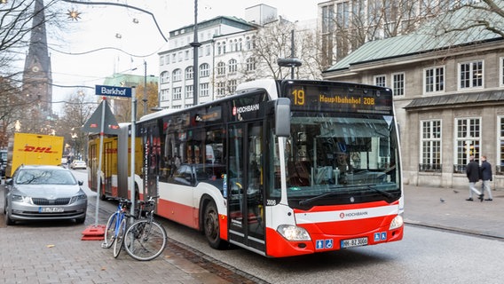 Busse fahren wieder durch die Mönckebergstrasse in Hamburg, nachdem durch Fortschritte im Ausbau der U-Bahn Station Mönckebergstrasse eine Fahrbahn wieder freigegeben werden konnte. © picture alliance / dpa Foto: Markus Scholz