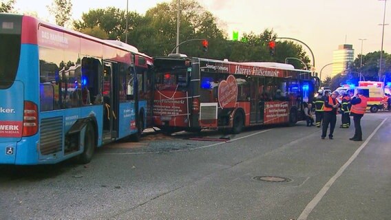 Unfall mit mehreren Linienbussen in Hamburg-Harburg. © TV News Kontor 
