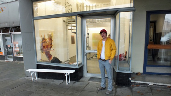 Kai Erdmann steht vor seiner Galerie in den City-Hof-Hochhäusern in Hamburg  Foto: Marc-Oliver Rehrmann