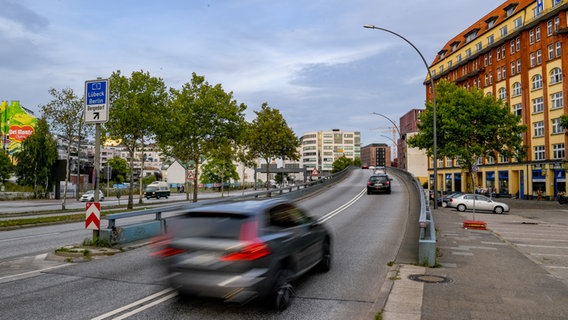 Zwei Autos fahren über die Brücke an der Hamburger Amsinckstraße. © picture alliance / dpa Foto: Axel Heimken