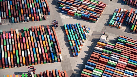 Zahlreiche Container stehen auf dem Gelände eines Containerterminals im Hamburger Hafen. © Daniel Reinhardt/dpa 