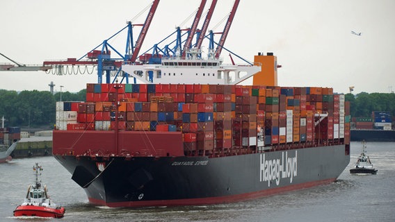 Das Containerschiff "Guayaquil Express" fährt in den Hamburger Hafen ein. © dpa Foto: Christina Sabrowsky