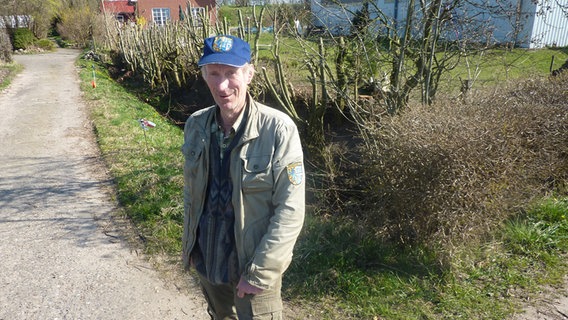 Helmut Cordes steht auf seinem Grundstück am Elbdeich © NDR.de 