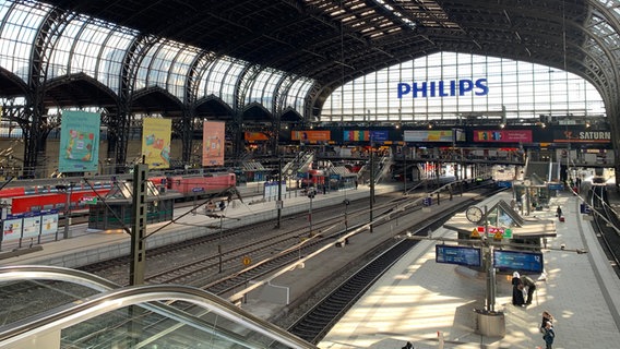 Die Bahnsteige am Hamburger Hauptbahnhof sind leer.  Foto: Tobias Überall