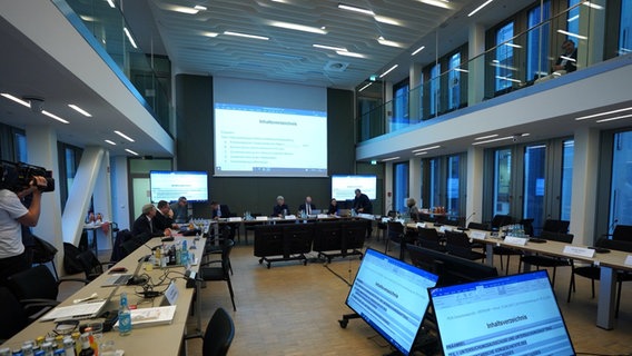 Mathias Petersen (hinten Mitte, SPD), Vorsitzender des Ausschusses, sitzt zu Beginn des Parlamentarischen Untersuchungsausschusses (PUA) Cum-Ex Steuergeldaffäre der Bürgerschaft im Sitzungssaal. © picture alliance / dpa Foto: Marcus Brandt
