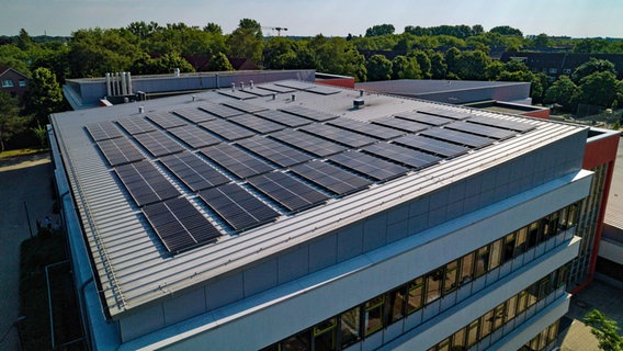 Eine Photovoltaik-Anlage auf dem Dach der Stadtteilschule Horn in Hamburg. © Hamburg Energie Solar GmbH 