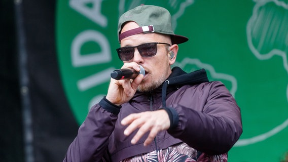 Der Musiker und Sänger Jan Delay singt auf der Klimastreikdemonstration von "Fridadys for Future" in Hamburg. © picture alliance / dpa Foto: Markus Scholz