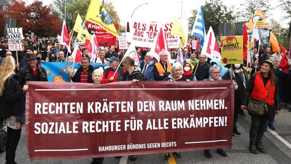 Demonstrationsteilnehmer halten ein Transparent mit der Aufschrift "Rechten Kräften den Raum nehmen. Soziale Rechte für aller erkämpfen". © Markus Scholz/dpa 