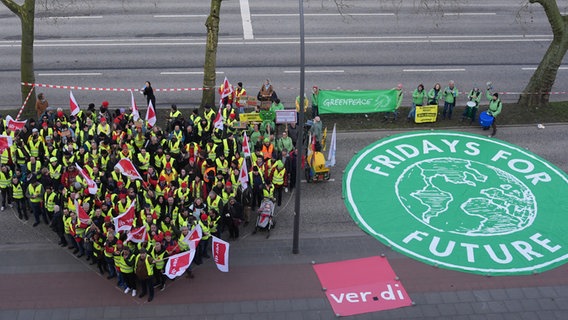 Teilnehmer bilden ein Herz neben einem großen "Fridays for Future"-Logo während einer Demonstration in der Hamburger Innenstadt. © picture alliance / dpa Foto: Marcus Brandt