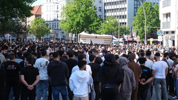 Blick auf die Menschenmenge bei einer Demo des islamistischen Netzwerks "Muslim Interaktiv" in Hamburg. © picture alliance / epd-bild Foto: Stephan Wallocha