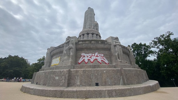 Zwei Graffiti sind am Sockel auf der Rückseite des sanierten Bismarck-Denkmals zu sehen. © dpa Foto: Marcus Brandt
