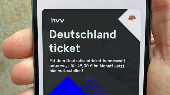 Auf einem Smartphone ist eine App geöffnet, die "Deutschlandticket" anzeigt. © HVV 