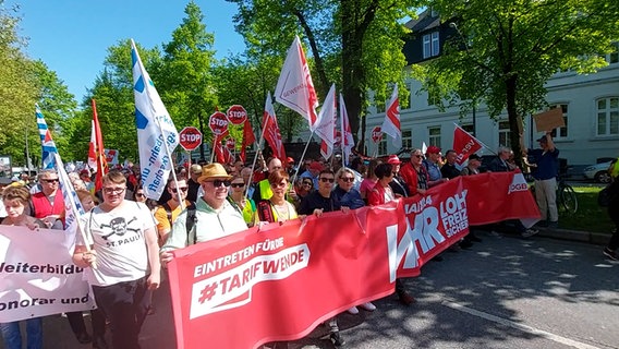 Menschen demonstrieren am 1. Mai bei einer DGB-Demo in Hamburg. © NDR Foto: Screenshot