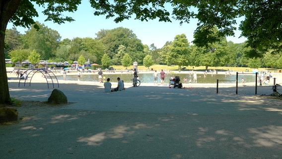 Das große Planschbecken gehört im Sommer zu den Highlights auf dem Spielplatz im Hamburger Stadtpark. © NDR Foto: Screenshot