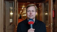 Dietrich Lehmann berichtet aus dem Hamburger Rathaus. © NDR Foto: Screenshot