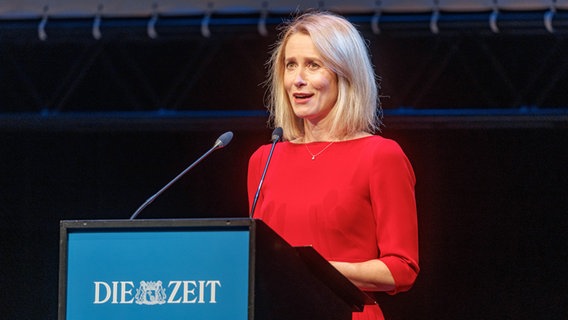 Die estnische Premierministerin Kaja Kallas hält nach der Überreichung des Marion-Dönhoff-Preises ihre Dankesrede. © Markus Scholz/dpa 