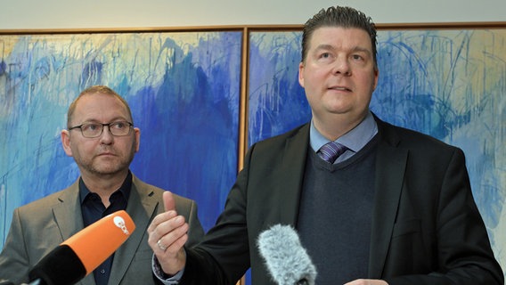 Ver.di-Vorsitzender Frank Wernicke und Andreas Dressel (l.), Hamburgs Finanzsenator und Verhandlungsführer der Länder, bei einer Pressekonferenz zum Ergebnis der Tarifverhandlungen zwischen Gewerkschaften und dem Öffentlichen Dienst der Länder. © picture alliance / dpa Foto: Michael Bahlo