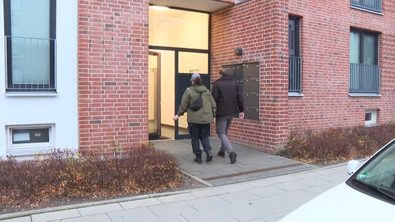 Ermittler der Polizei auf dem Weg zu einer Wohnungsdurchsuchung in Hamburg. © TV Newskontor Foto: Screenshot
