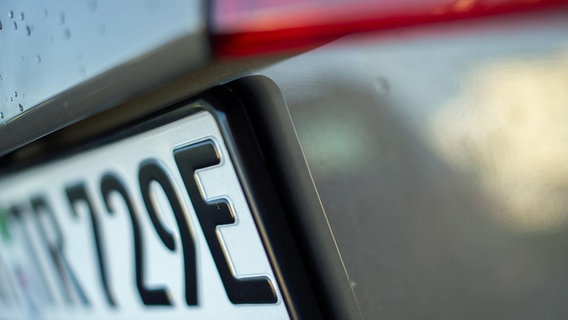 Ein "E" steht in Hamburg am Ende eines Autokennzeichens. Der Buchstabe kennzeichnet Elektroautos. © dpa Foto: Lukas Schulze