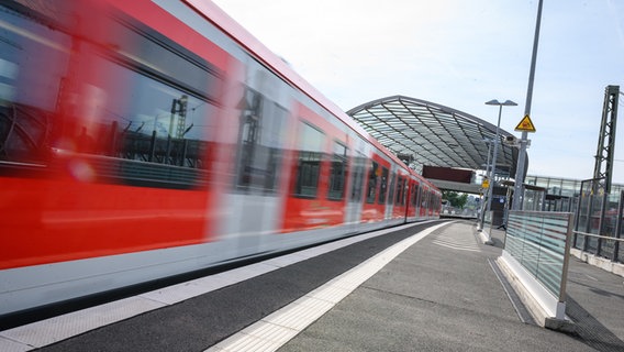 Eine S-Bahn fährt aus dem Bahnhof Elbbrücken. © picture alliance/dpa Foto: Jonas Walzberg