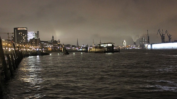 Winterabend am Hamburger Hafen. © NDR Foto: Heiko Block