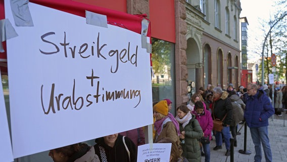 Mitarbeitende der Elbkinder Kita Hamburg Servicegesellschaft stehen während einer Streikkundgebung und Urabstimmung vor dem Besenbinderhof. © picture alliance/dpa Foto: Marcus Brandt
