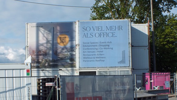 "So viel mehr als Office": Ein Plakat an der Baustelle preist den Elbtower an. © NDR Foto: Marc-Oliver Rehrmann
