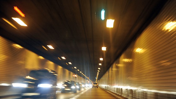 Autos fahren auf der Autobahn A7 in Richtung Norden durch eine Röhre des Elbtunnels in Hamburg. © dpa Foto: Marcus Brandt