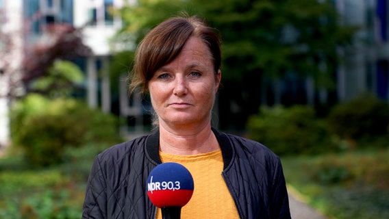 Elke Spanner, NDR 90,3, berichtet über einen Prozess. © NDR 