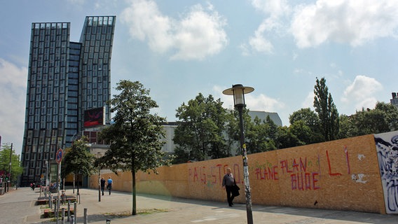 Die "Tanzenden Türme" am Spielbudenplatz in Hamburg. Daneben steht ein Bauzaun vor dem Grundstück, auf dem die abgerissenen "Esso-Häuser" standen. © NDR Foto: Heiko Block