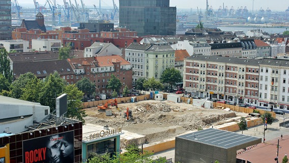 Bagger sind am Spielbudenplatz in Hamburg-St. Pauli im Einsatz, um die "Esso-Häuser" abzureißen. © NDR Foto: Heiko Block