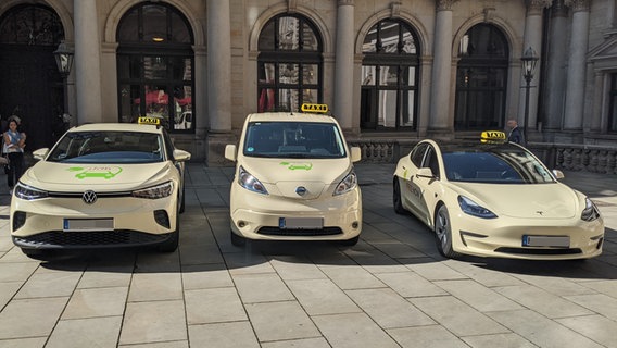 Drei verschiedene E-Taxis stehen in hamburg. © NDR Foto: Peter Feder