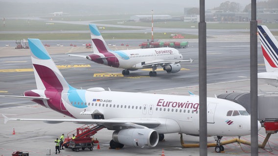 Maschinen der Fluggesellschaft Eurowings sind am Flughafen Hamburg im Einsatz. © dpa/picture alliance Foto: Bodo Marks