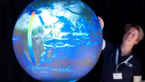 Ein interaktiver Globus beim Extremwetterkongress in Hamburg. © picture alliance / dpa 