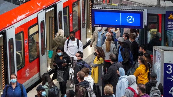 Fahrgäste steigen in eine S-Bahn am Hamburger Hauptbahnhof ein. © picture alliance 