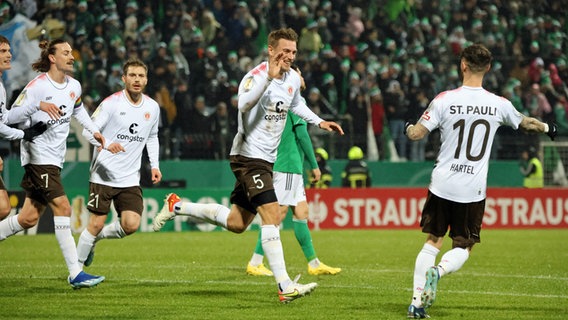 Hauke Wahl (Mitte) freut sich über seinen Treffer zum 1:0 für den FC St. Pauli beim FC Homburg im DFB-Pokal. © pictuere alliance / Fußball-News Saarland Foto: Sebastian Bach